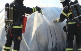 VLITEX Blog Praxistest Schweden Feuerwehrleute kühlen mit Wasser