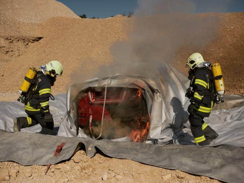 Hochburg-Ach ADAC-Versuch Anbrennen VLITEX Car Service Set sichert E-Auto