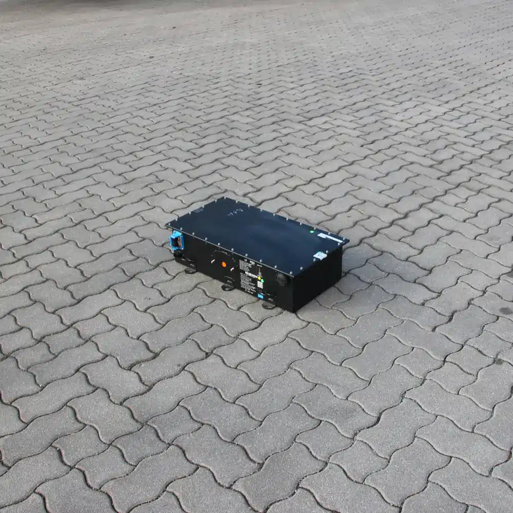 Geschlossenes Batteriemodul auf einem Parkplatz.