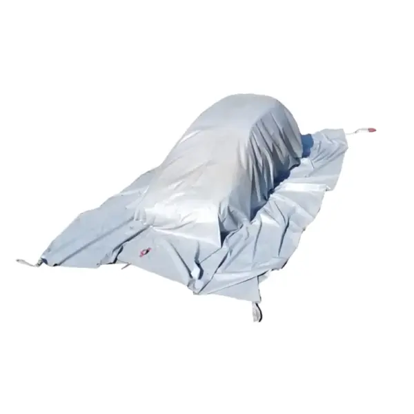 Brandbegrenzungsdecke AUTO schützt ein Fahrzeug.