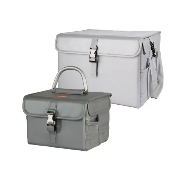 Zwei verschiedene Akkutaschen in unterschiedlichen Größen