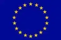 Europäische Union Flagge mit 12 goldenen Sternen auf blauem Hintergrund.