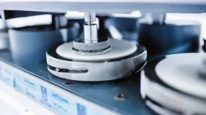 Prüfgerät zur Materialanalyse am Sächsischen Textilforschungsinstitut (STFI).