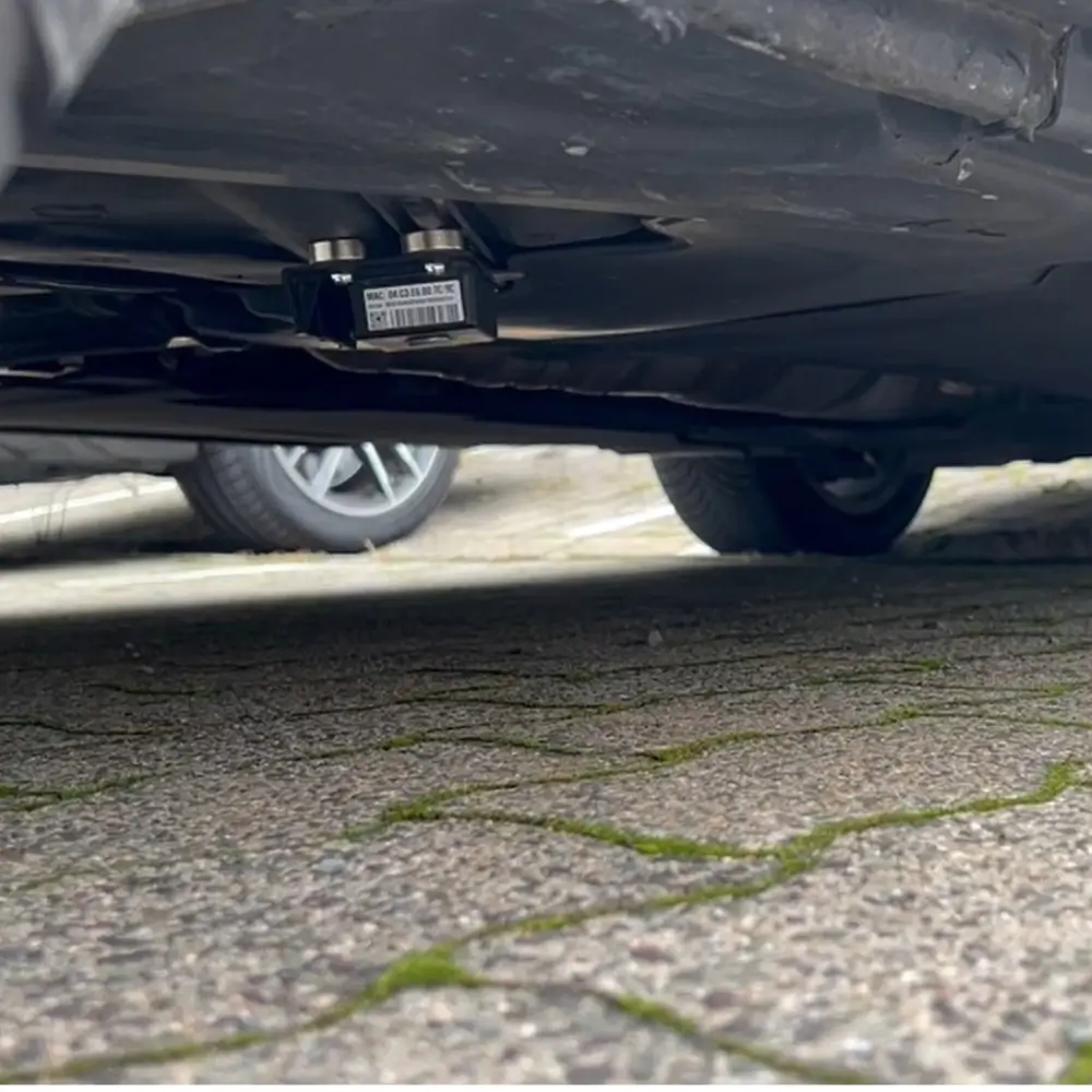 VLITEX Temperature Tracker unter einem Auto montiert, ideal zur Überwachung von Batterietemperaturen bei Elektrofahrzeugen.