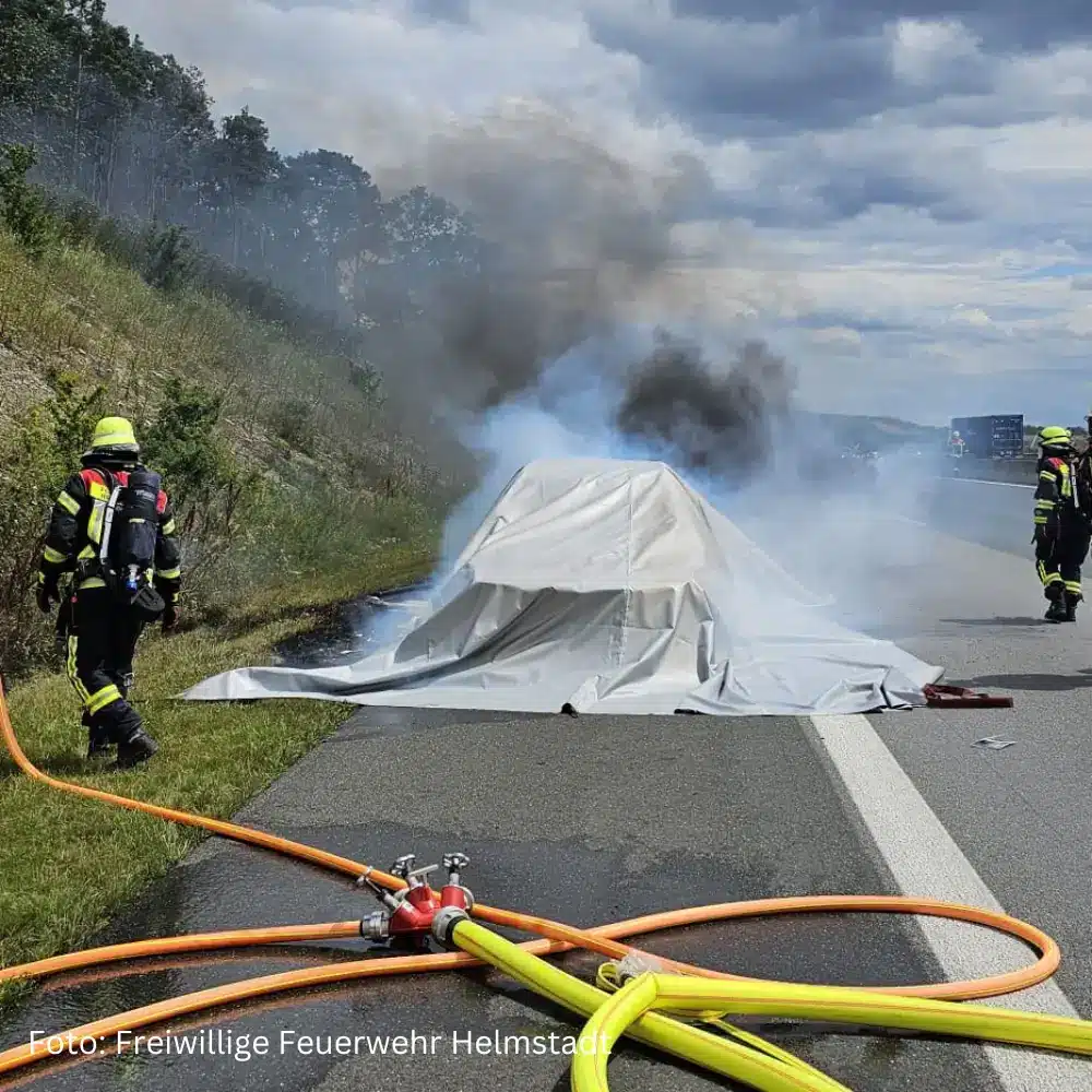 Einsatz der Brandbegrenzungsdecke bei einem Lithium-Ionen-Akkubrand auf einer Autobahn durch die Freiwillige Feuerwehr Helmstadt